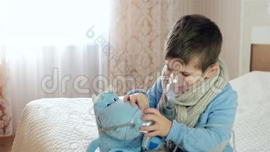 吸入雾化器，生病的孩子通过雾化器呼吸，婴儿吸入，男孩戴着氧气面罩